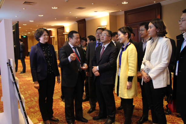 国家电网副总经理王敏在全球能源互联网大会上视察远东展台，蒋华君、陈静作汇报。