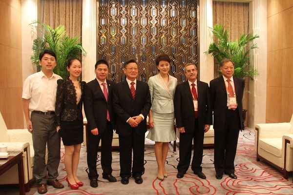 蒋锡培（左三）与第八任秘书长沙祖康（中）、阳光媒体集团主席、董事长杨澜（右三）合影